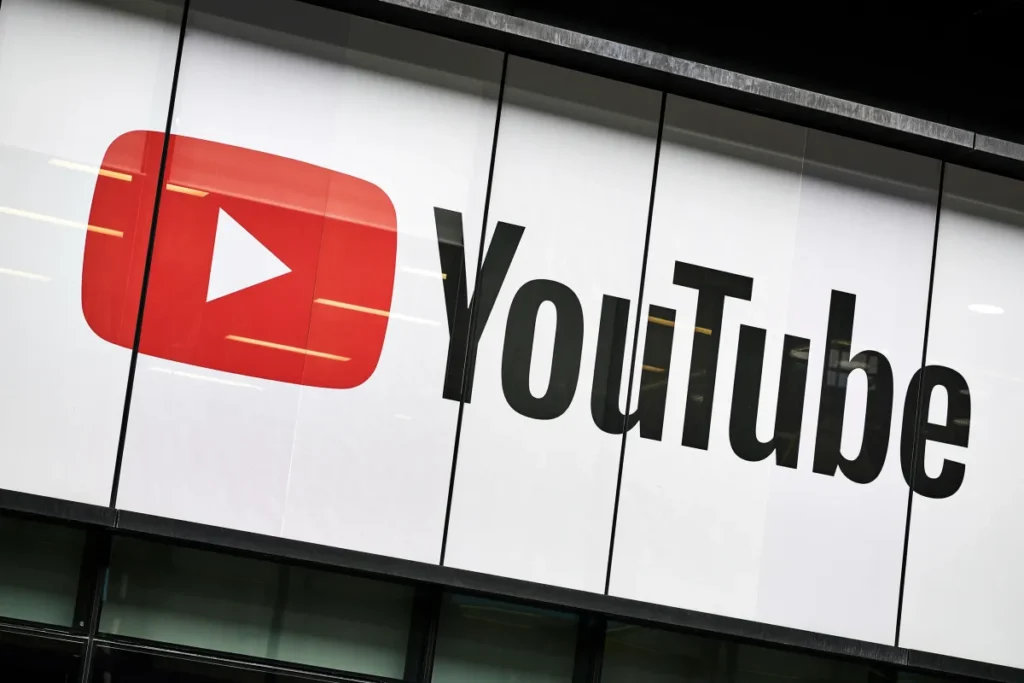 YouTube AI 업데이트, 자동 더빙 확장, 연령 확인 기술 등이 포함