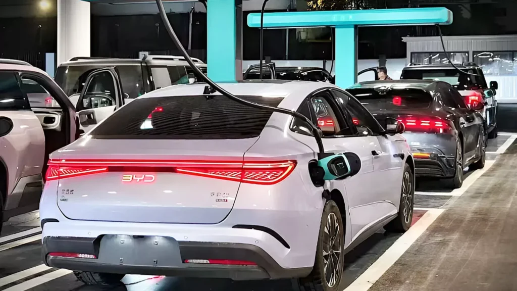 “주유소야, 충전소야?” BYD가 공개한 1,500kW 초고속 충전기의 충격적 비주얼