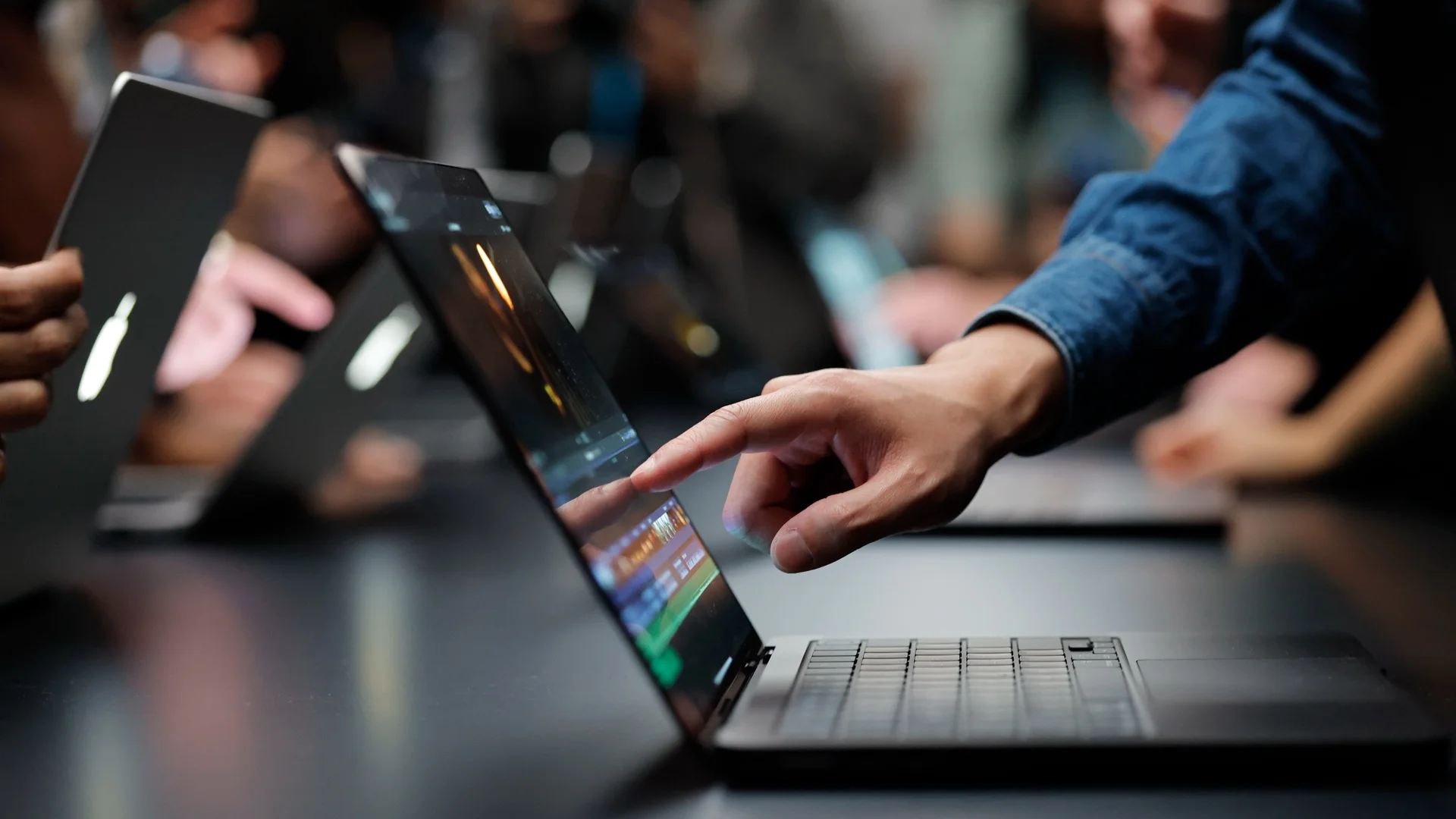 Apple 첫 터치스크린 MacBook Pro 공개…2,899달러, 누구에게 필요할까